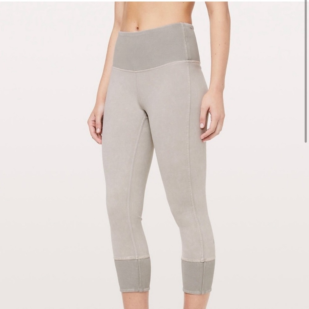 Lululemon Wunder Under  23” cropped ribbed leggings Size 2